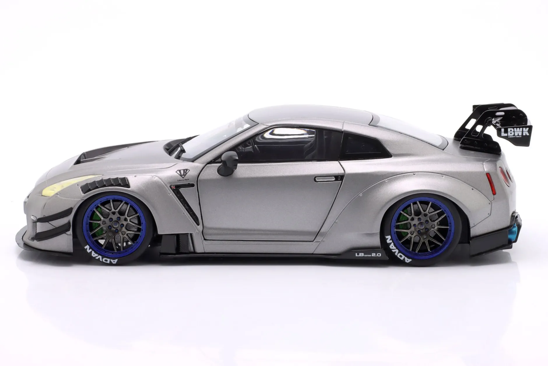 Nissan GT-R (R35) Liberty Walk Bodykit Type 2.0 2023 silber metallic 1:18 Solido