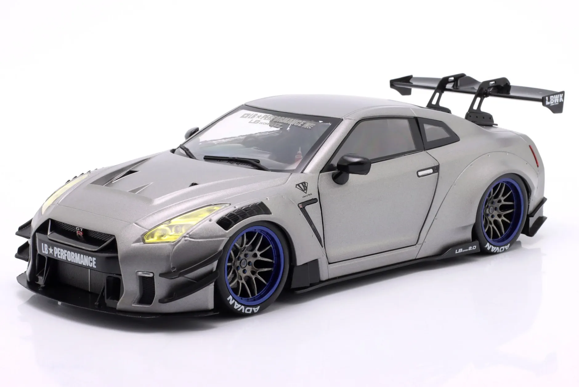 Nissan GT-R (R35) Liberty Walk Bodykit Type 2.0 2023 silber metallic 1:18 Solido