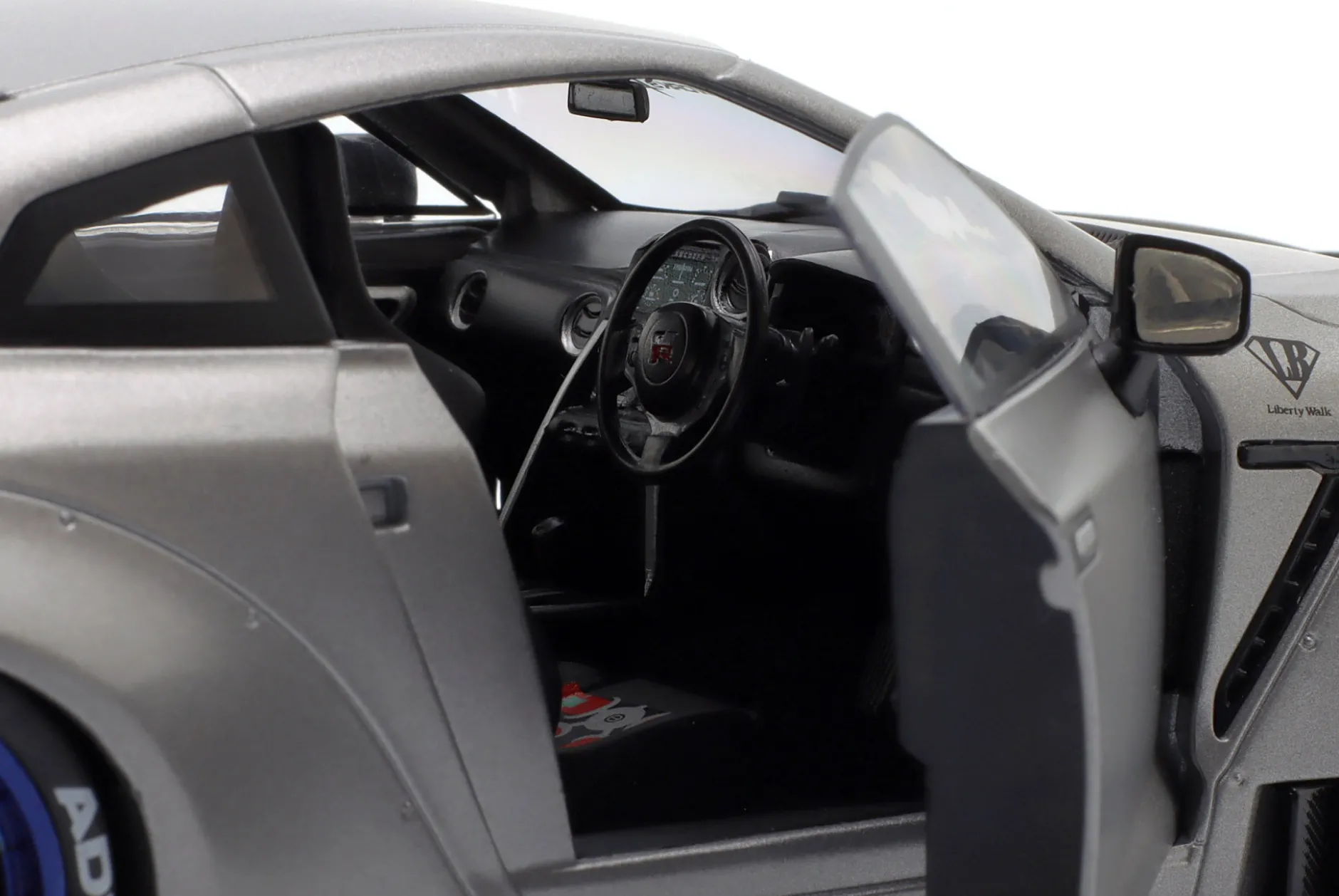 Nissan GT-R (R35) Liberty Walk Bodykit Type 2.0 2023 silber metallic 1:18 Solido