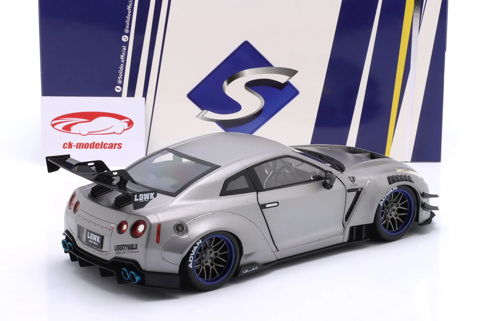 Nissan GT-R (R35) Liberty Walk Bodykit Type 2.0 2023 silber metallic 1:18 Solido
