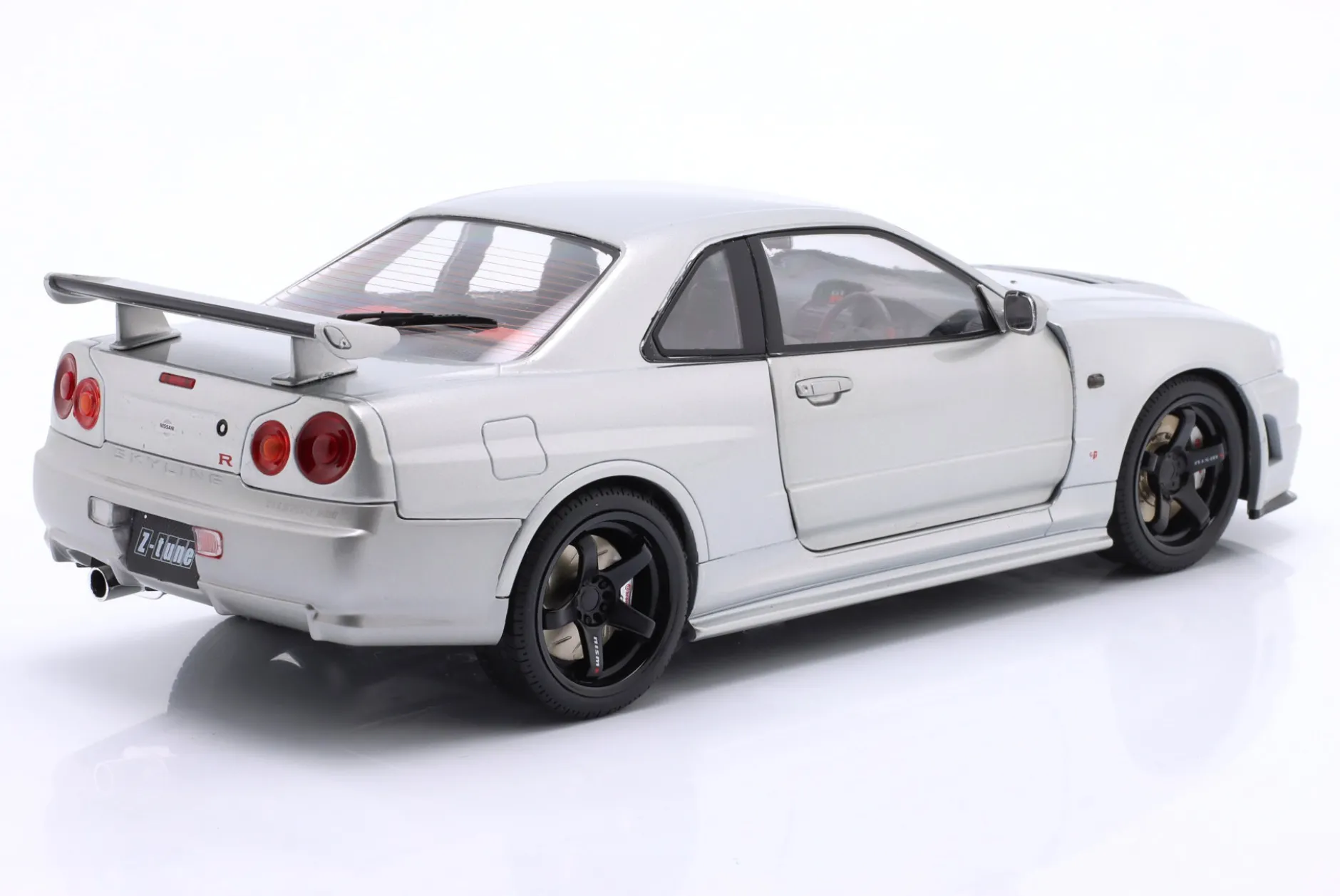 Nissan Skyline GT-R (BNR34) Z-Tune Baujahr 1999 silber 1:18 Solido