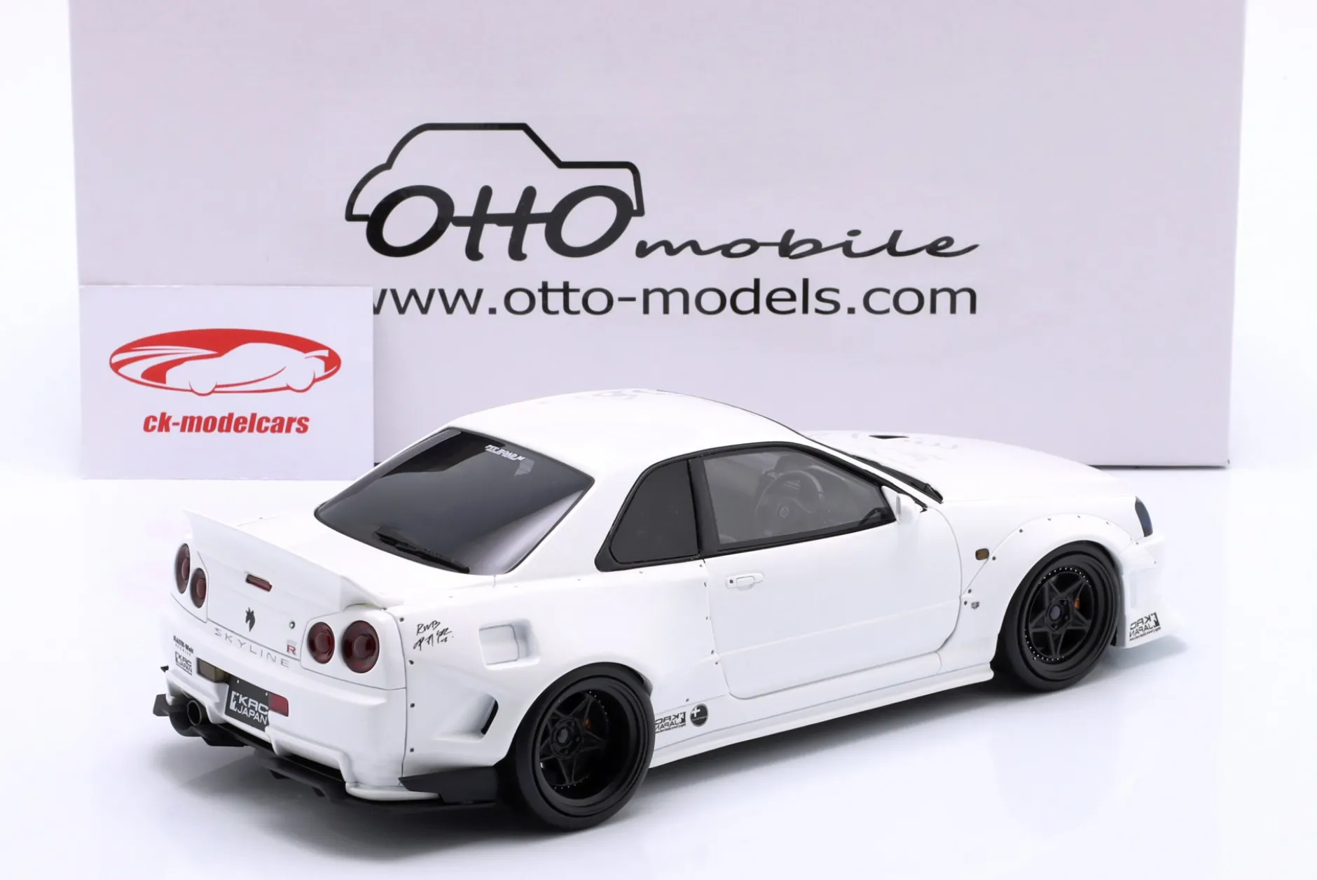 Nissan Skyline GT-R (R34) KRC Body Kit 2019 perlweiß 1:18 OttOmobile