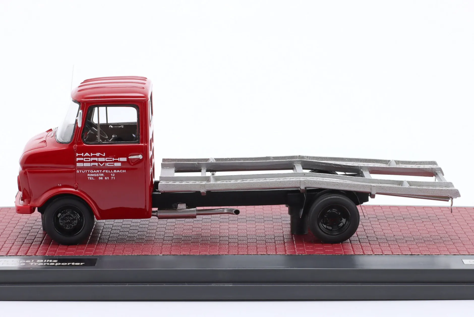 Opel Blitz Hahn Porsche Renntransporter 1966-1976 rot 1:43 Matrix