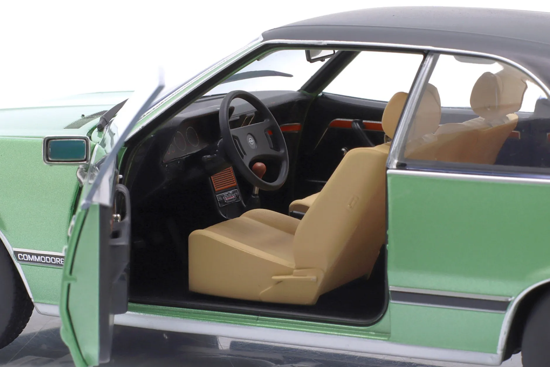 Opel Commodore B GS/E Coupé Baujahr 1975 grün 1:18 TOURING
