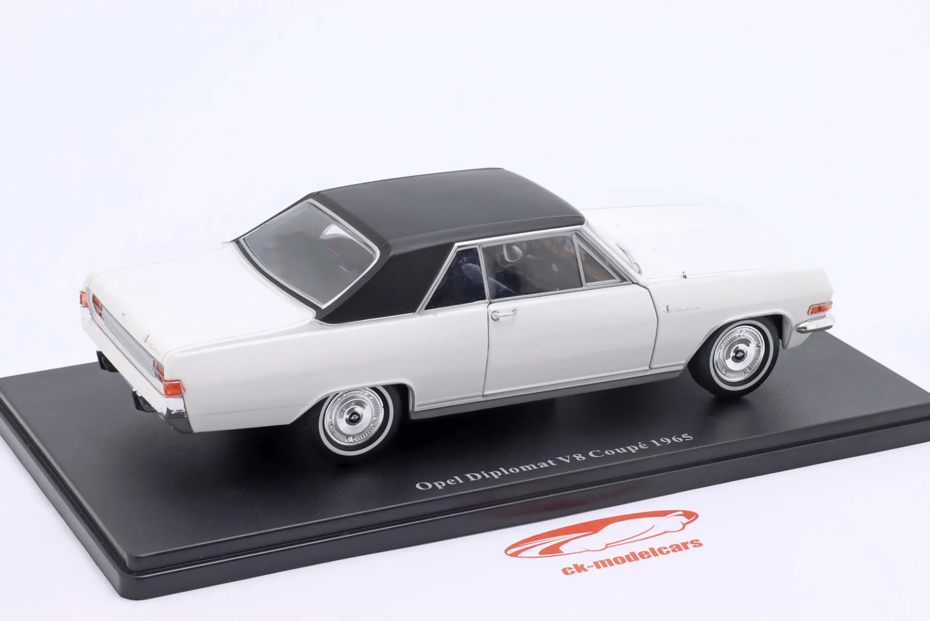 Opel Diplomat V8 Coupe Baujahr 1965 weiß / schwarz 1:24 Hachette