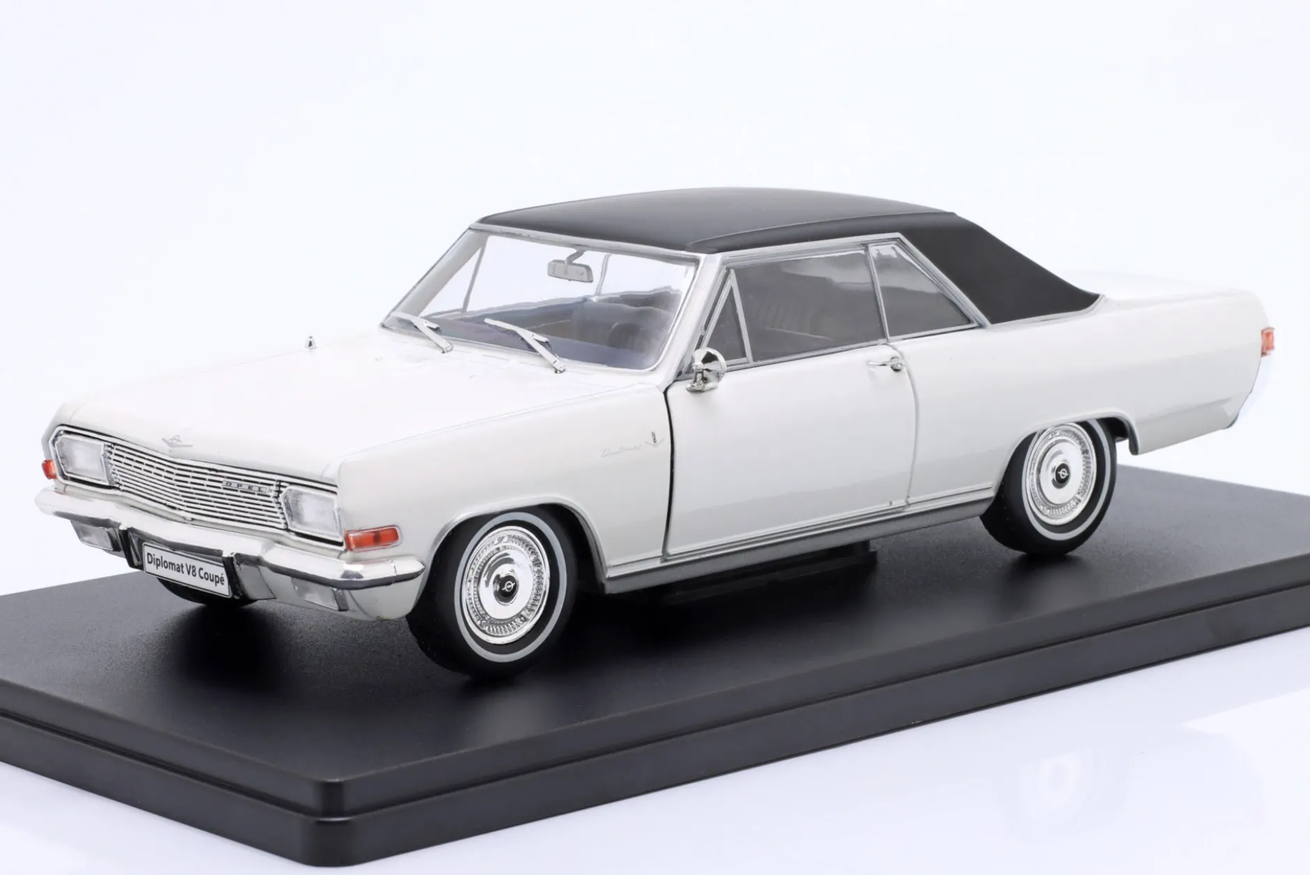 Opel Diplomat V8 Coupe Baujahr 1965 weiß / schwarz 1:24 Hachette