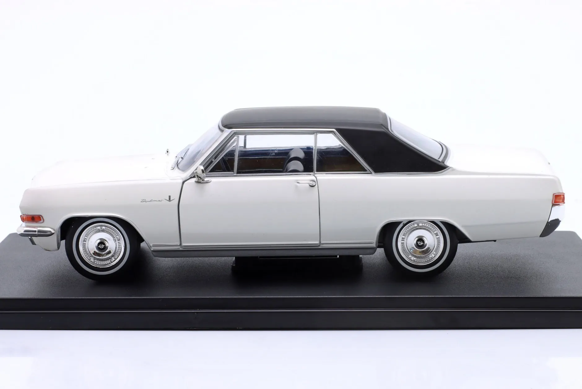 Opel Diplomat V8 Coupe Baujahr 1965 weiß / schwarz 1:24 Hachette