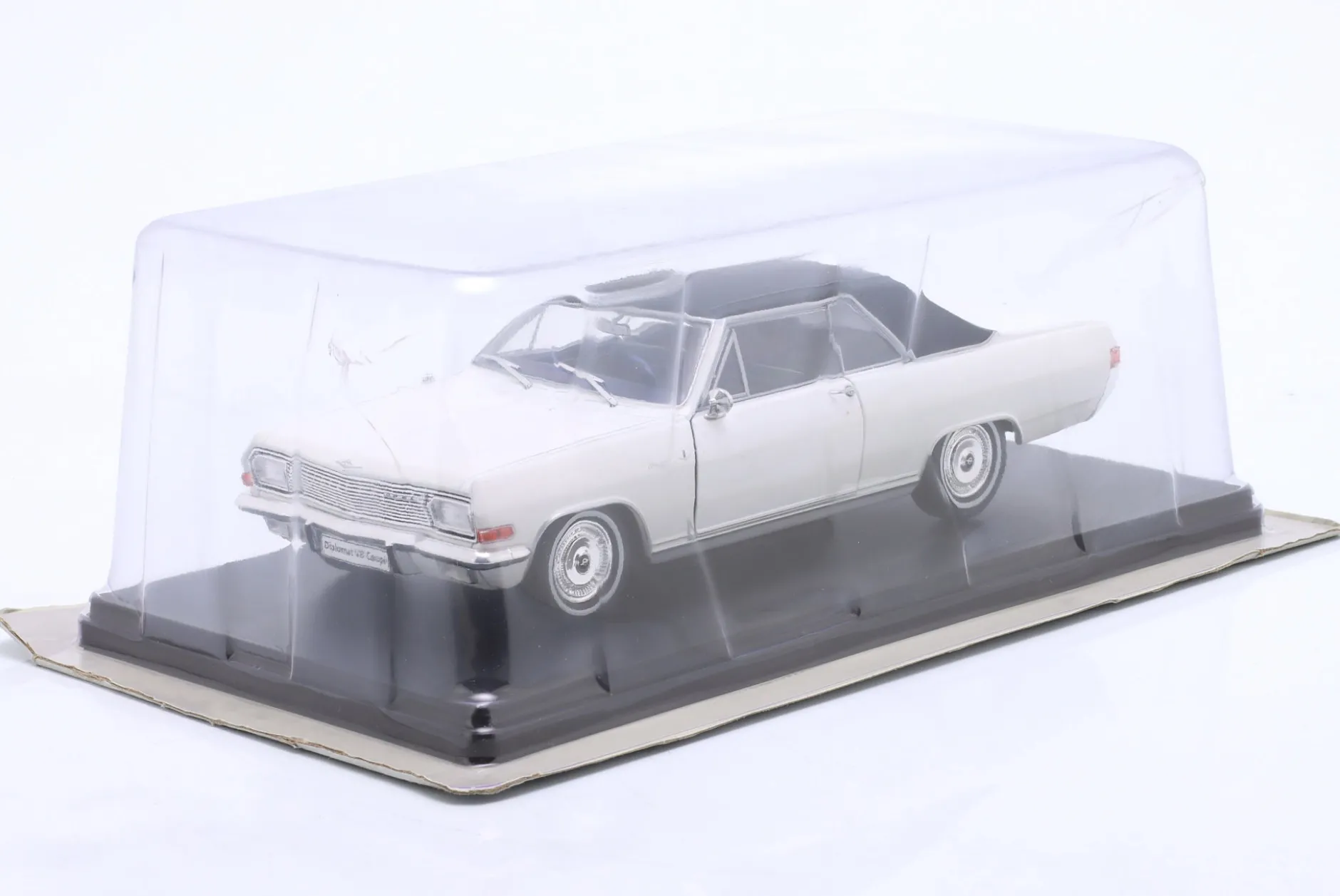 Opel Diplomat V8 Coupe Baujahr 1965 weiß / schwarz 1:24 Hachette