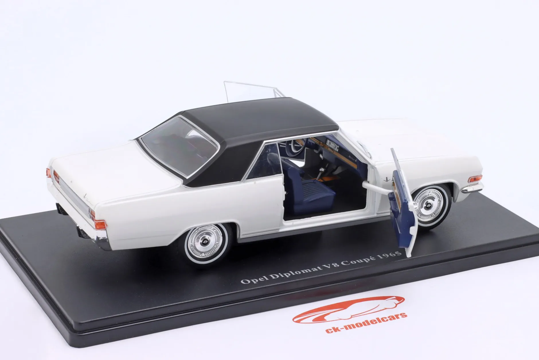 Opel Diplomat V8 Coupe Baujahr 1965 weiß / schwarz 1:24 Hachette