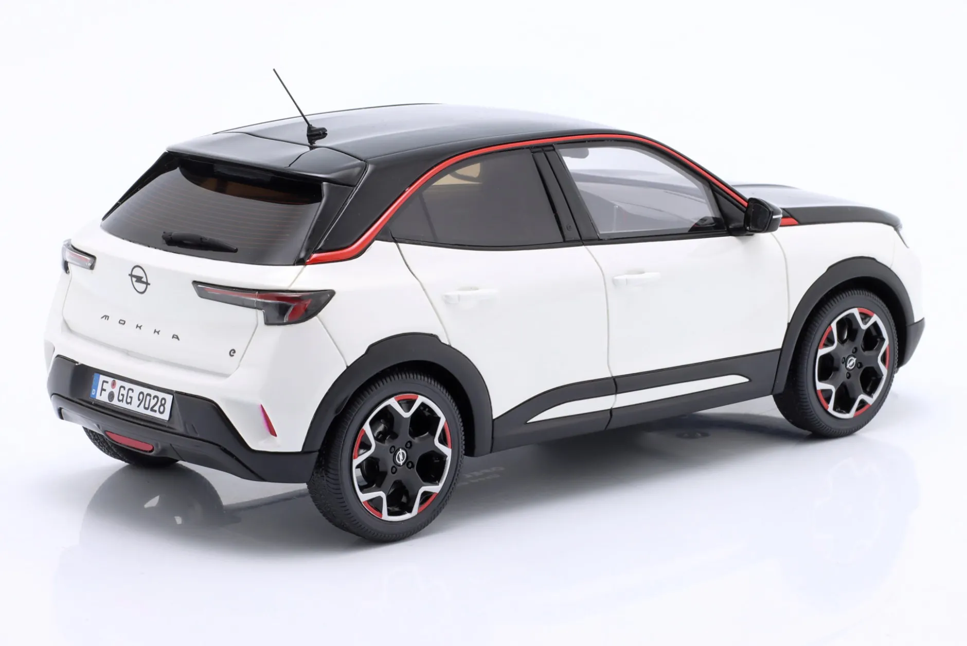 Opel Mokka-E GS Line Baujahr 2021 weiß / schwarz 1:18 OttOmobile