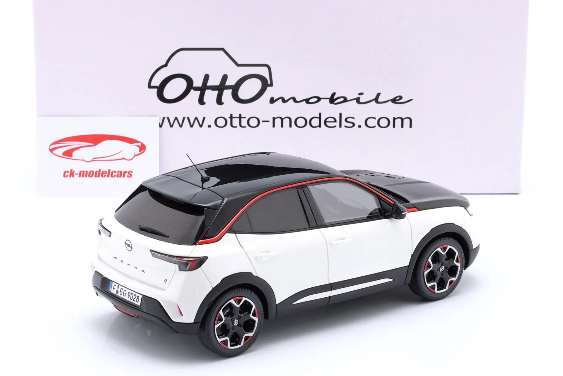 Opel Mokka-E GS Line Baujahr 2021 weiß / schwarz 1:18 OttOmobile
