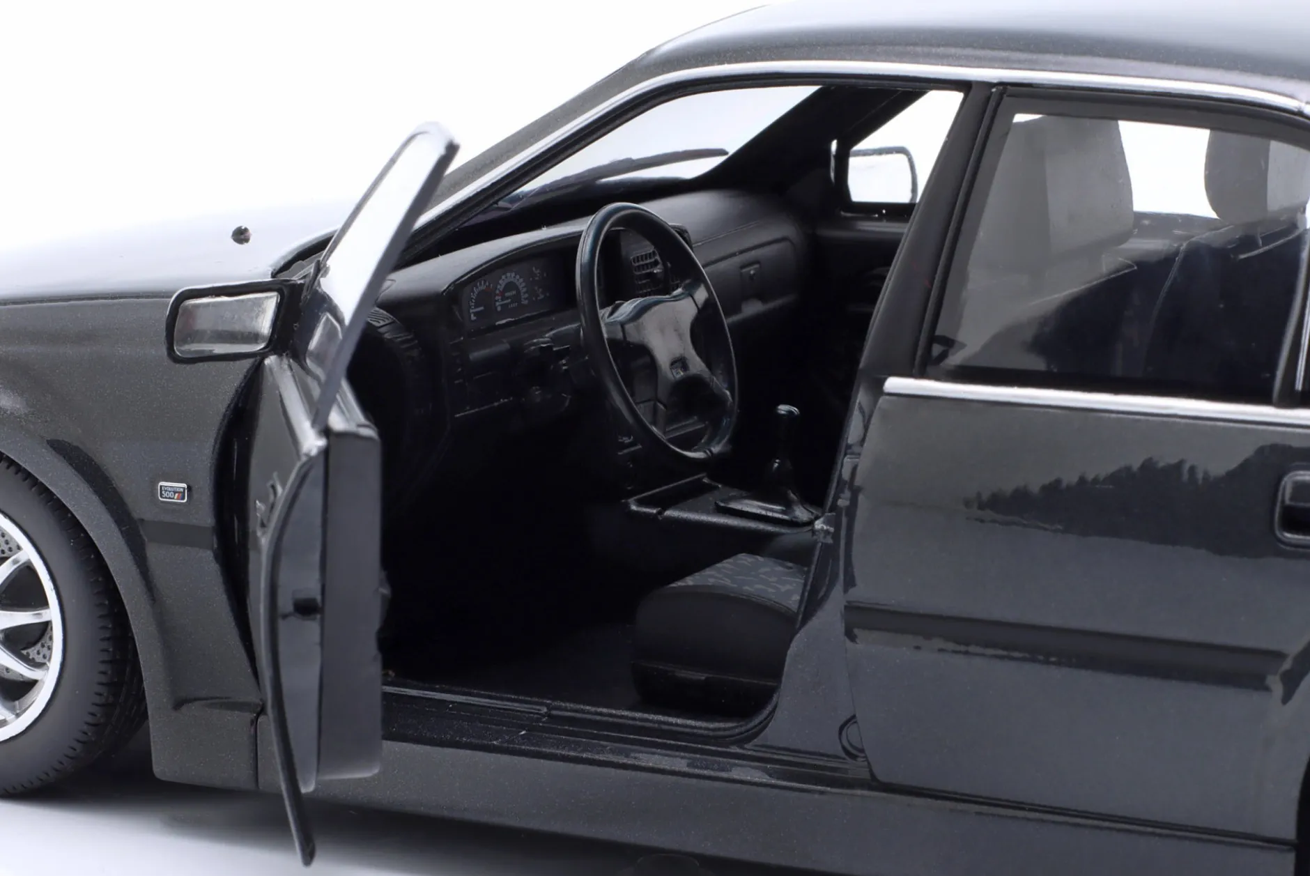 Opel Omega Evo 500 Baujahr 1990 schwarz metallic 1:18 Solido