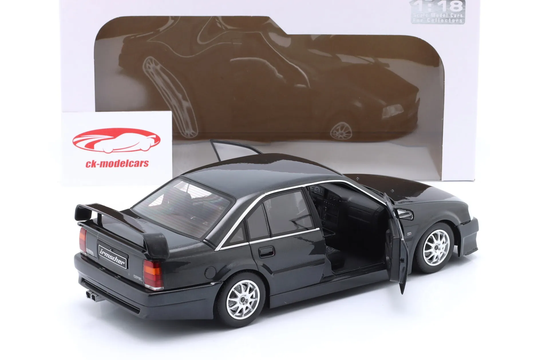 Opel Omega Evo 500 Baujahr 1990 schwarz metallic 1:18 Solido