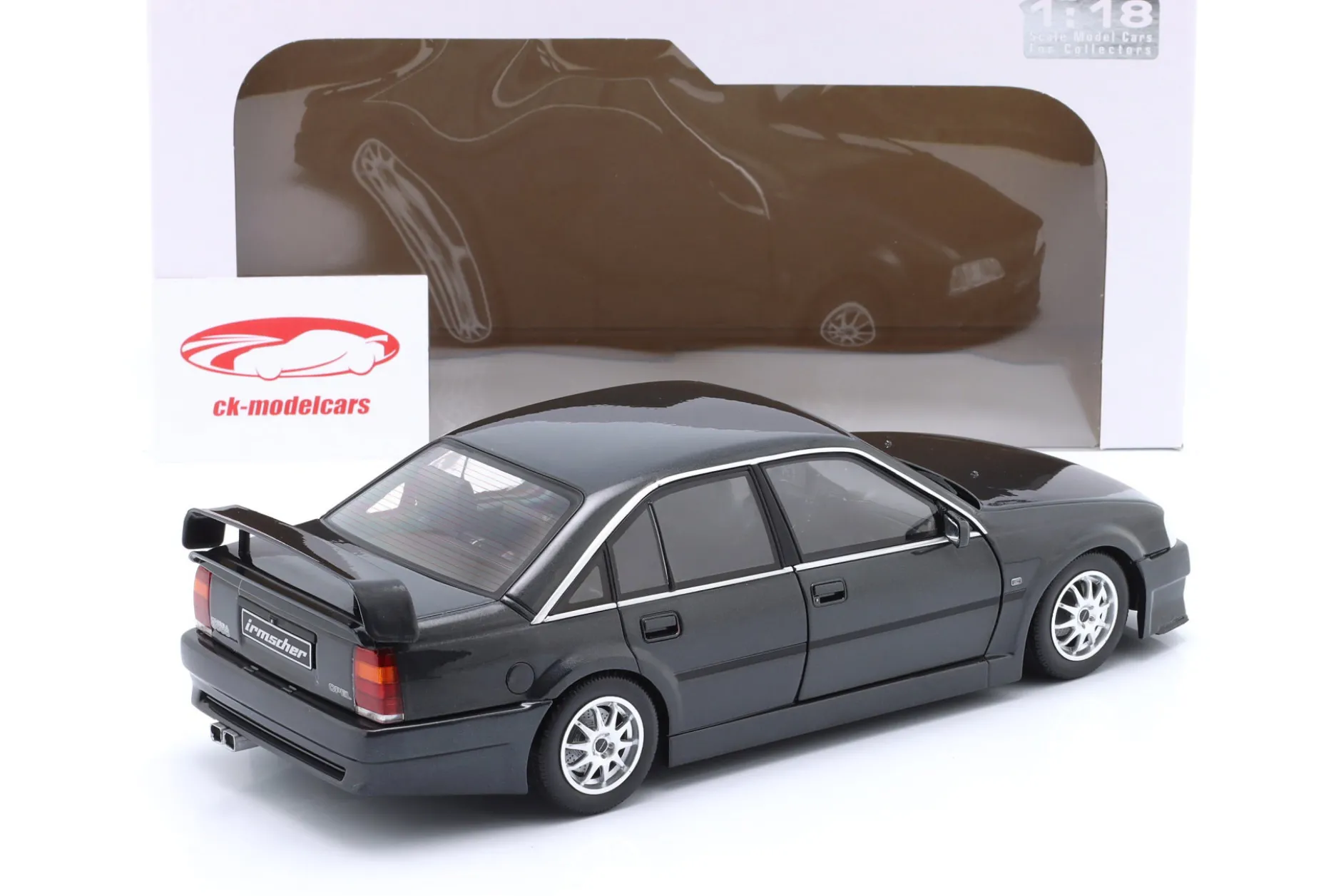 Opel Omega Evo 500 Baujahr 1990 schwarz metallic 1:18 Solido