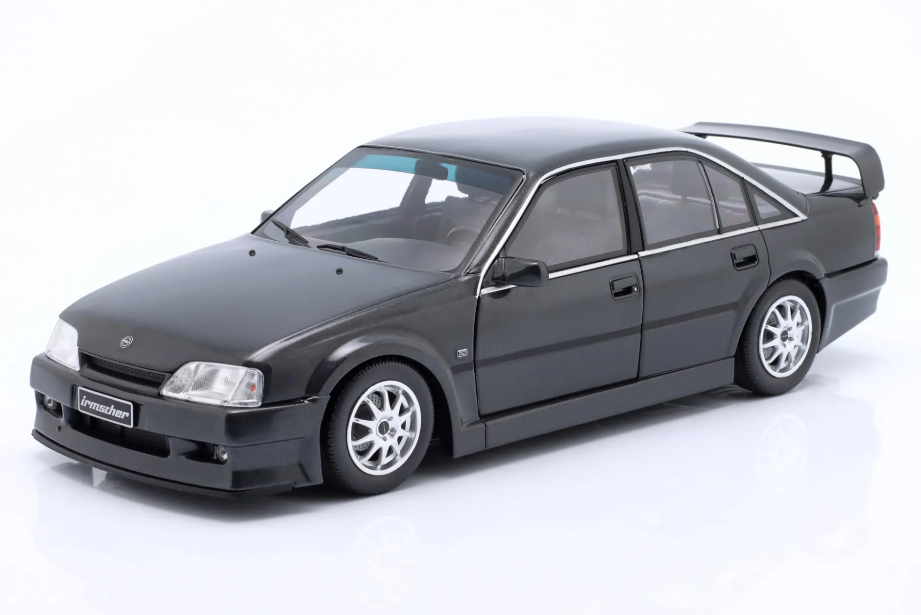 Opel Omega Evo 500 Baujahr 1990 schwarz metallic 1:18 Solido