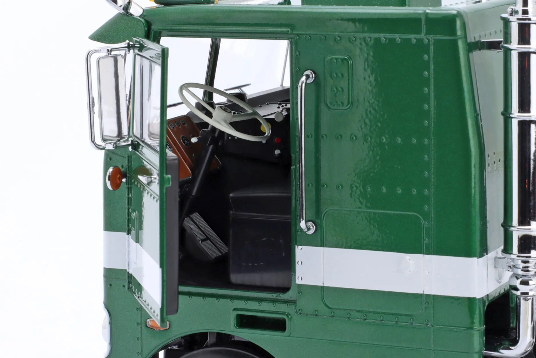 Peterbilt 352 Pacemaker SZM 1977-1979 grün metallic / weiß 1:18 Road Kings