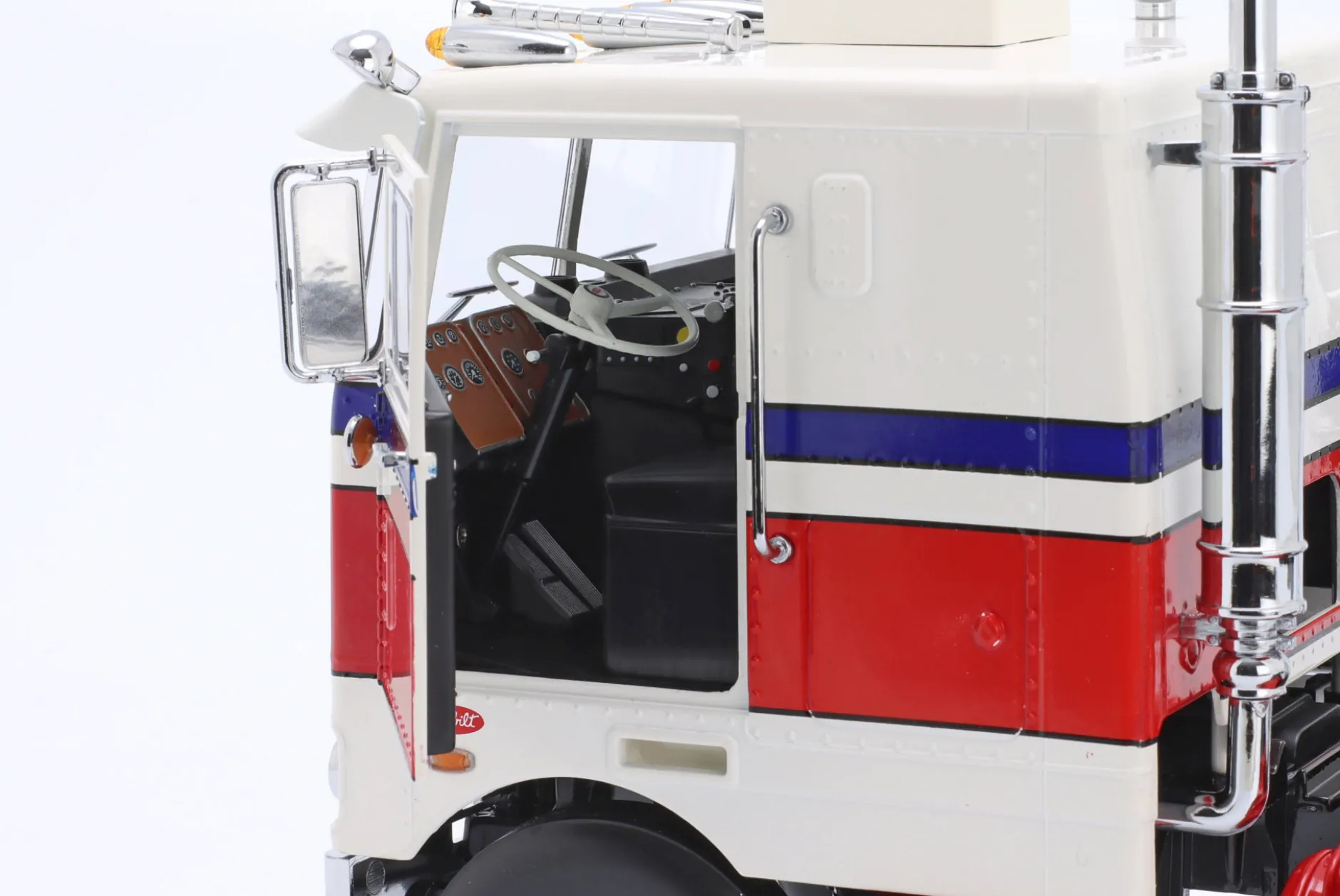 Peterbilt 352 Pacemaker SZM 1977-1979 weiß / rot / blau 1:18 Road Kings