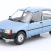 Peugeot 205 Baujahr 1984 hellblau metallic 1:18 ModelCar Group