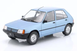 Peugeot 205 Baujahr 1984 hellblau metallic 1:18 ModelCar Group