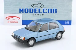 Peugeot 205 Baujahr 1984 hellblau metallic 1:18 ModelCar Group