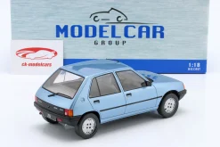 Peugeot 205 Baujahr 1984 hellblau metallic 1:18 ModelCar Group