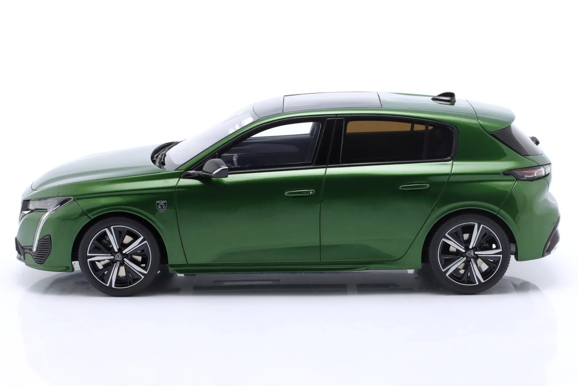 Peugeot 308 GT Baujahr 2022 olivgrün 1:18 OttOmobile