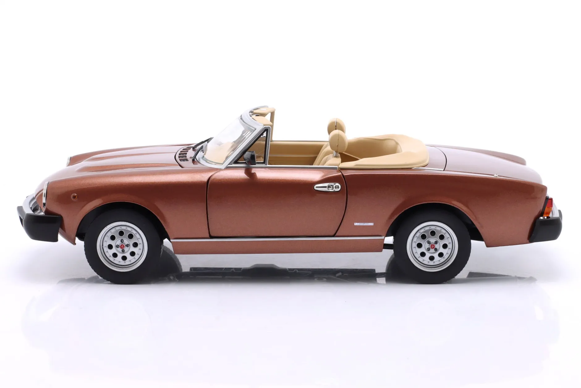 Pininfarina Spidereuropa Baujahr 1982 hellbraun metallic 1:18 TOURING