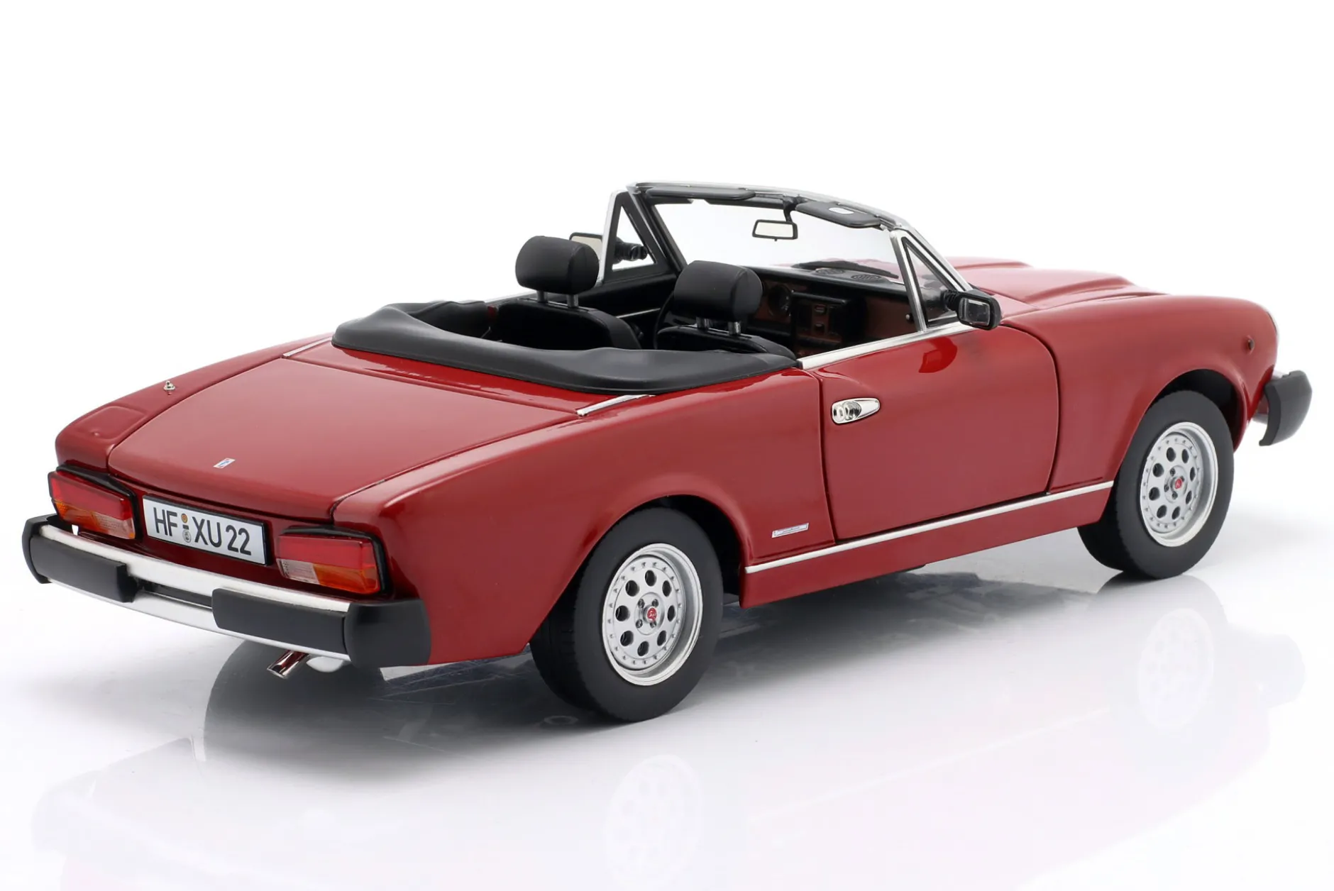 Pininfarina Spidereuropa Baujahr 1982 dunkelrot 1:18 TOURING