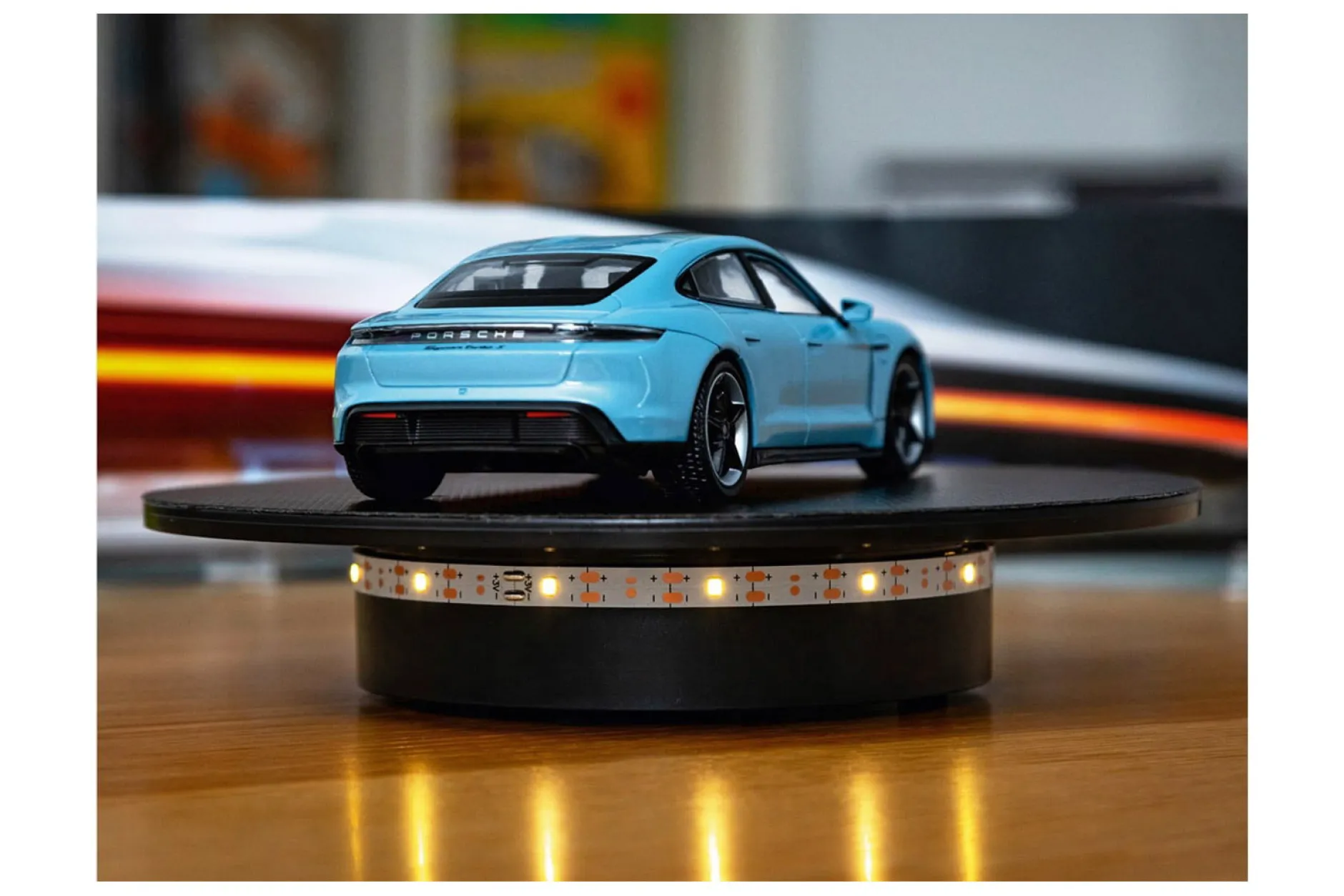 Porsche Adventskalender: Porsche Taycan Turbo S riviera blau 1:24 Franzis