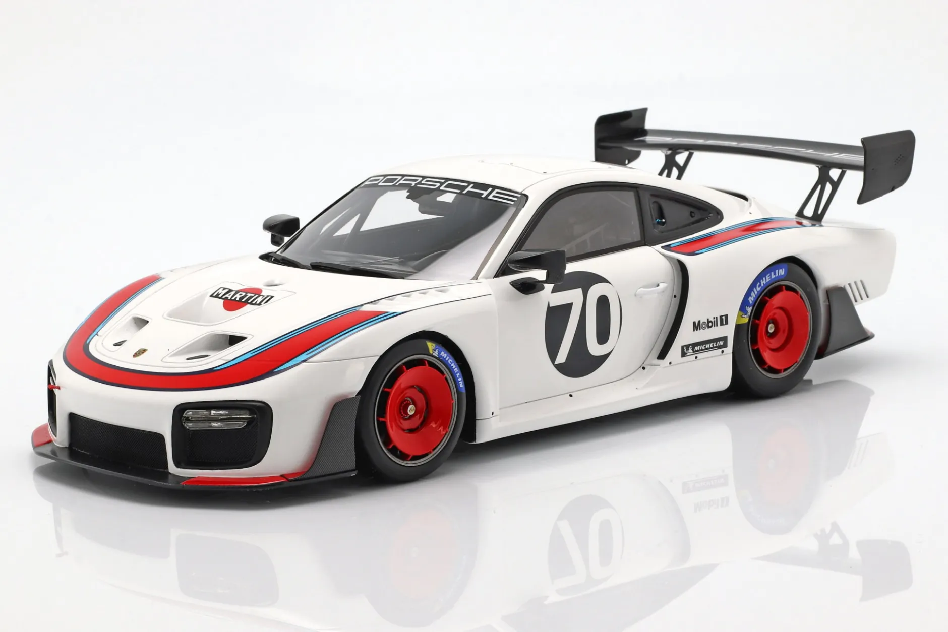 Porsche 935 #70 2018 basierend auf 911 (991 II) GT2 RS mit Vitrine 1:18 Spark