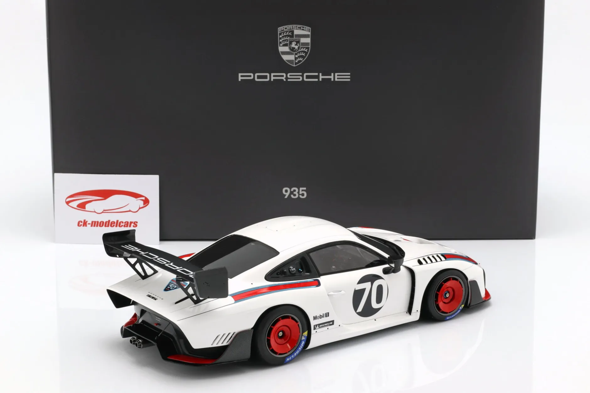 Porsche 935 #70 2018 basierend auf 911 (991 II) GT2 RS mit Vitrine 1:18 Spark
