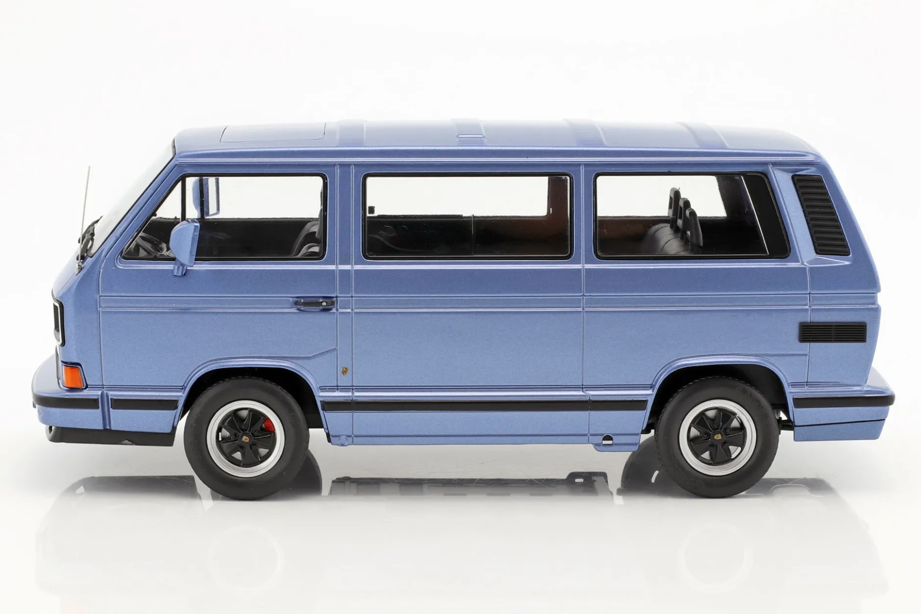 Porsche B32 auf Basis Volkswagen VW T3 Bus Baujahr 1984 hellblau metallic 1:18 KK-Scale
