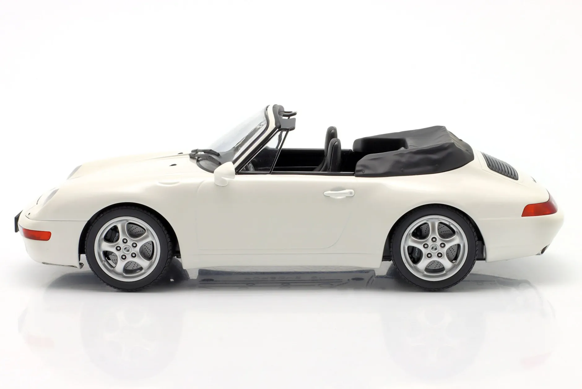 Porsche 911 (993) Cabriolet Baujahr 1994 weiß 1:18 Minichamps