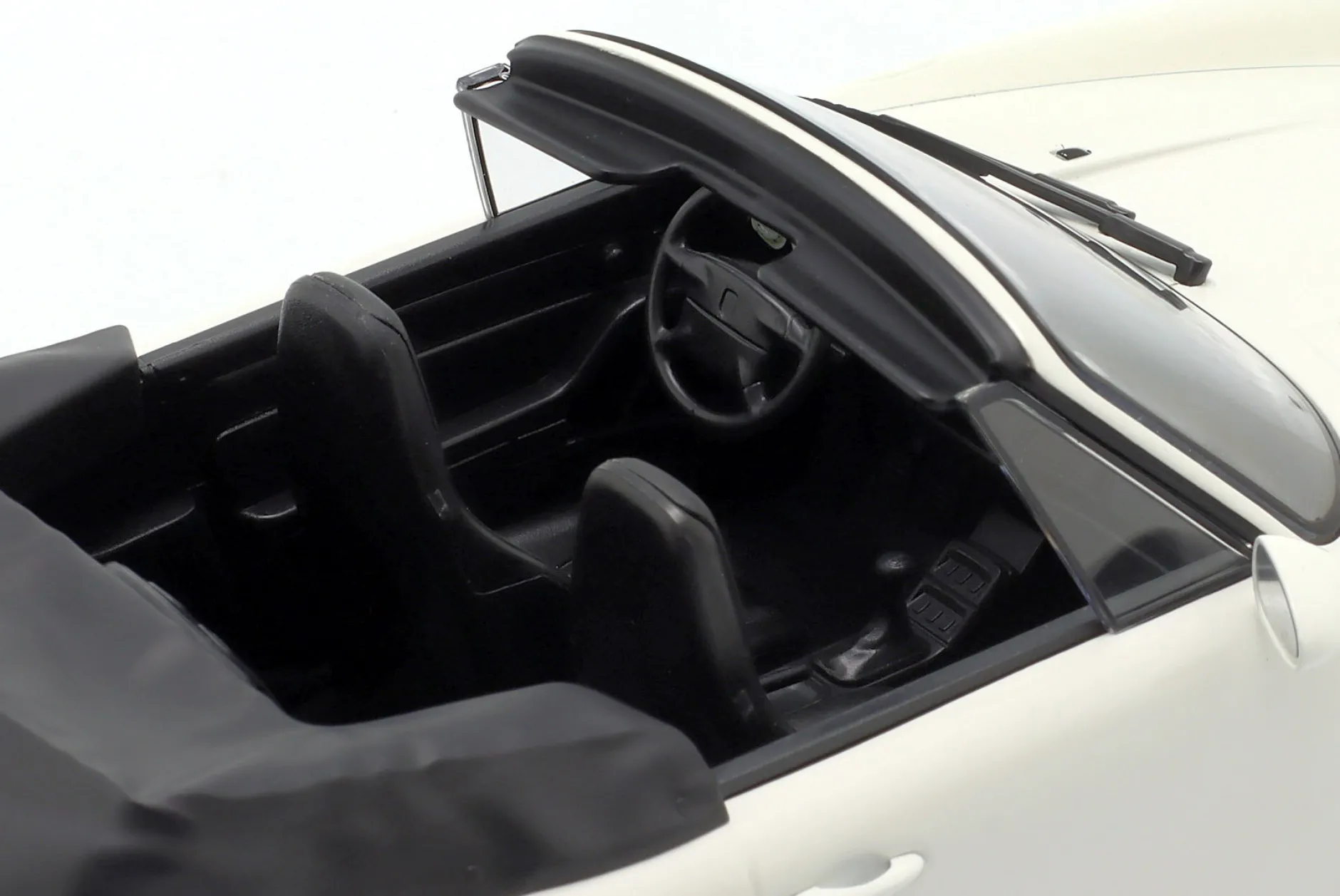 Porsche 911 (993) Cabriolet Baujahr 1994 weiß 1:18 Minichamps