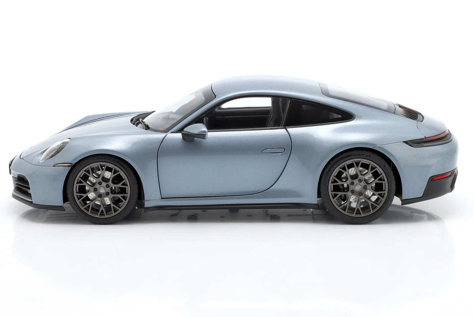 Porsche 911 (992) Carrera Baujahr 2024 Polarsilber metallic 1:18 Norev