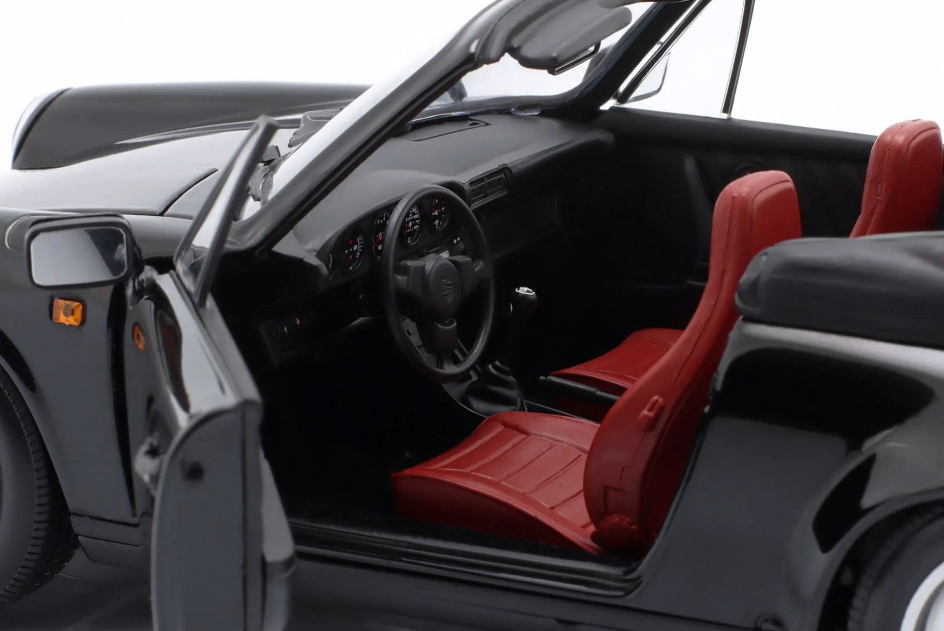 Porsche 911 Carrera 3.2 Cabriolet Baujahr 1983 schwarz 1:18 Minichamps