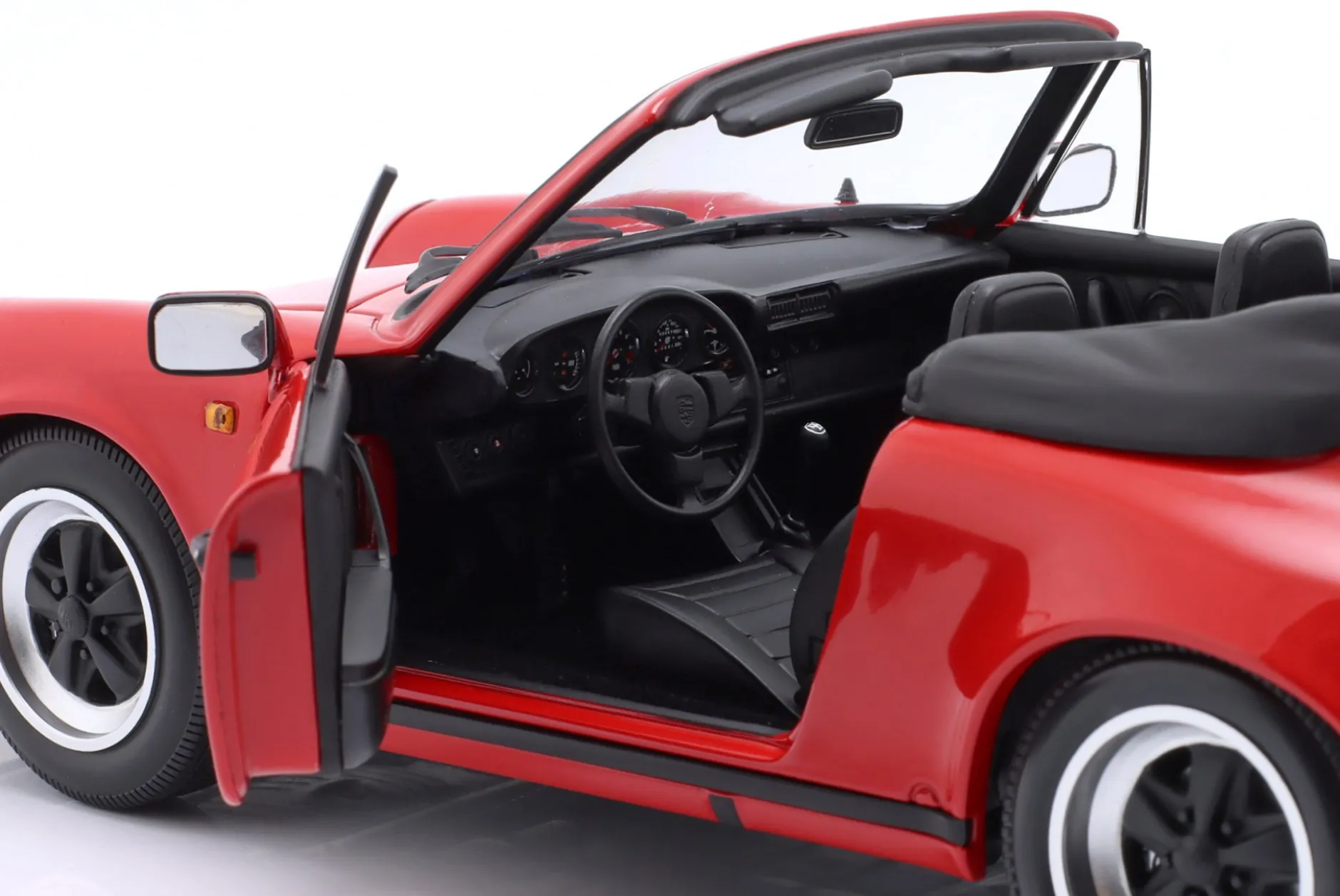 Porsche 911 Carrera Cabriolet 3.2 Baujahr 1983 rot 1:18 Minichamps