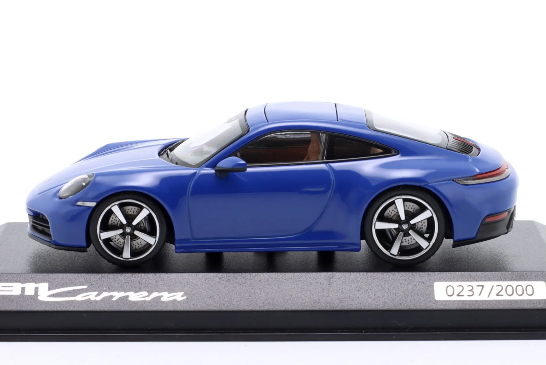 Porsche 911 (992.2) Carrera Coupé Baujahr 2024 luganoblau 1:43 Minichamps