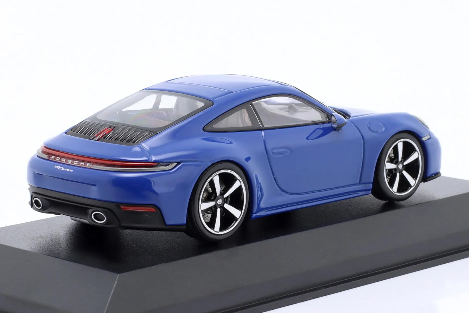 Porsche 911 (992.2) Carrera Coupé Baujahr 2024 luganoblau 1:43 Minichamps