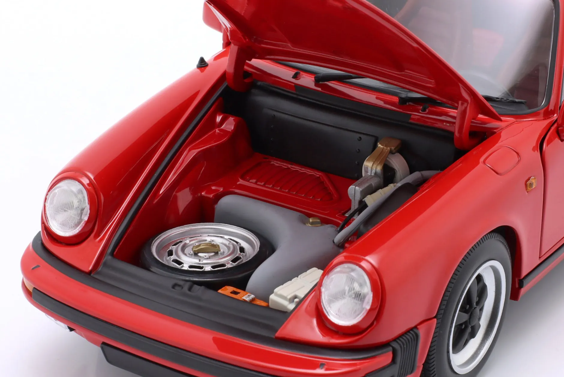 Porsche 911 Carrera Coupe 3.2 Baujahr 1983 rot 1:18 Minichamps