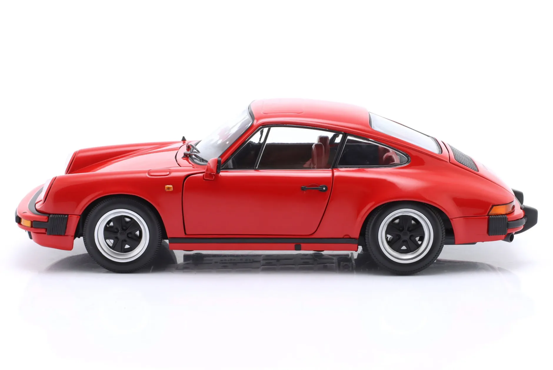 Porsche 911 Carrera Coupe 3.2 Baujahr 1983 rot 1:18 Minichamps