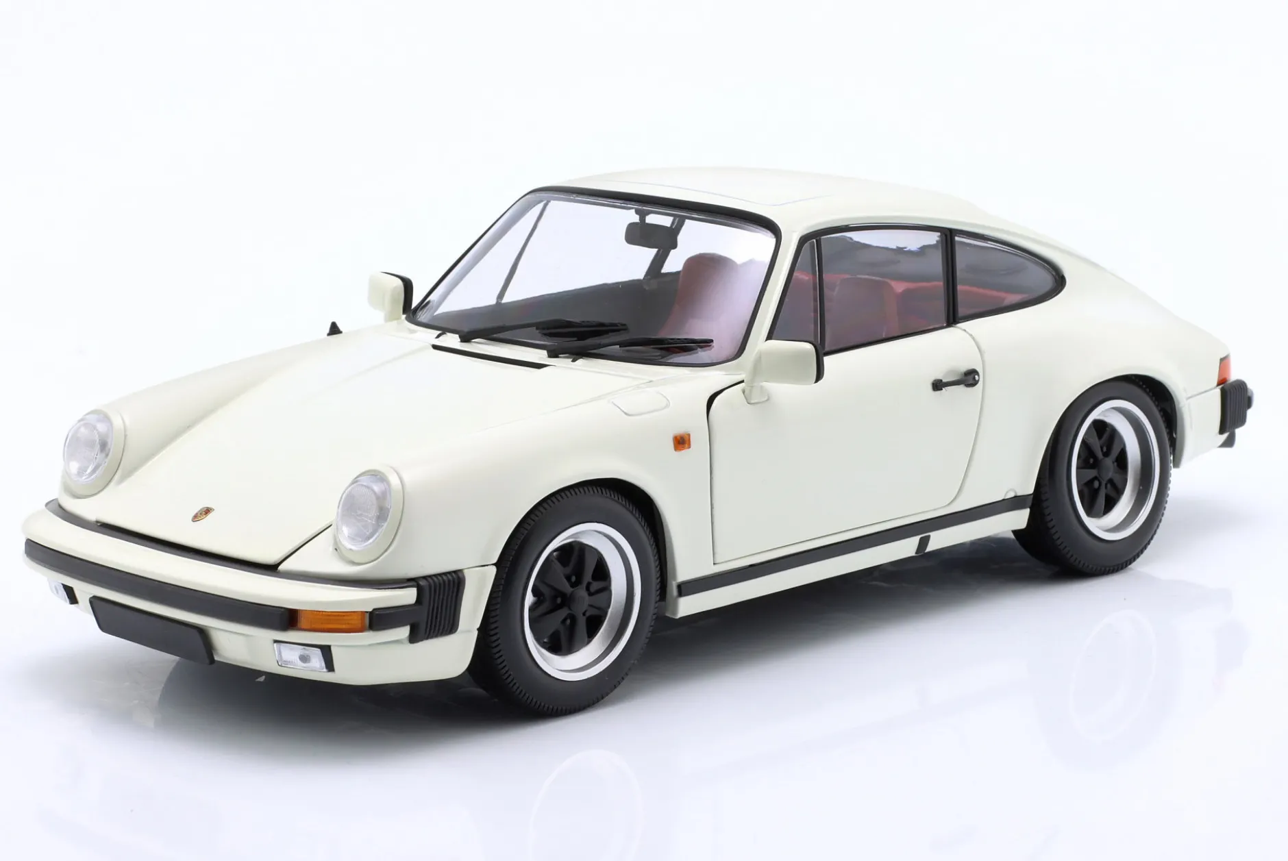 Porsche 911 Carrera Coupe 3.2 Baujahr 1983 weiß 1:18 Minichamps