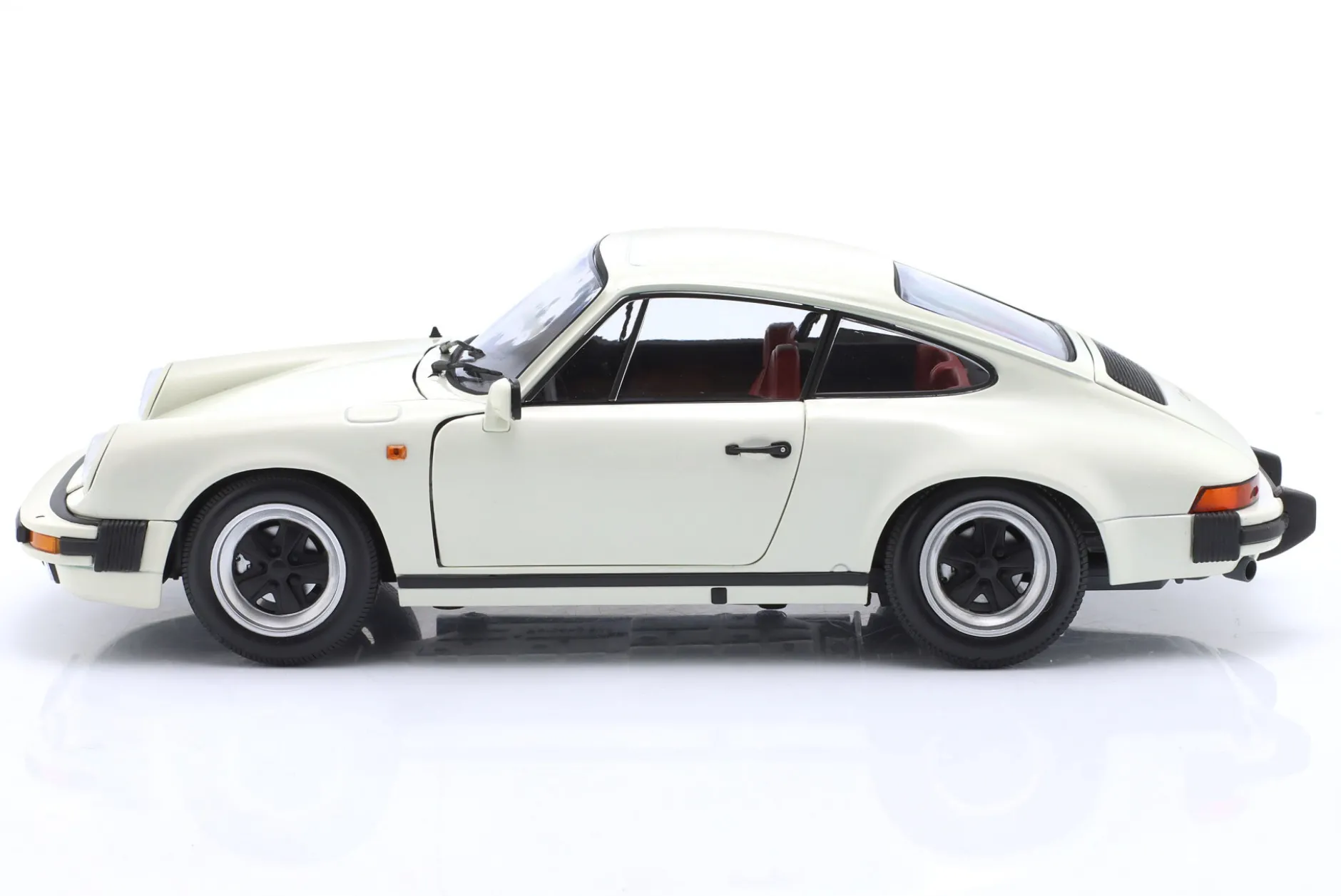 Porsche 911 Carrera Coupe 3.2 Baujahr 1983 weiß 1:18 Minichamps