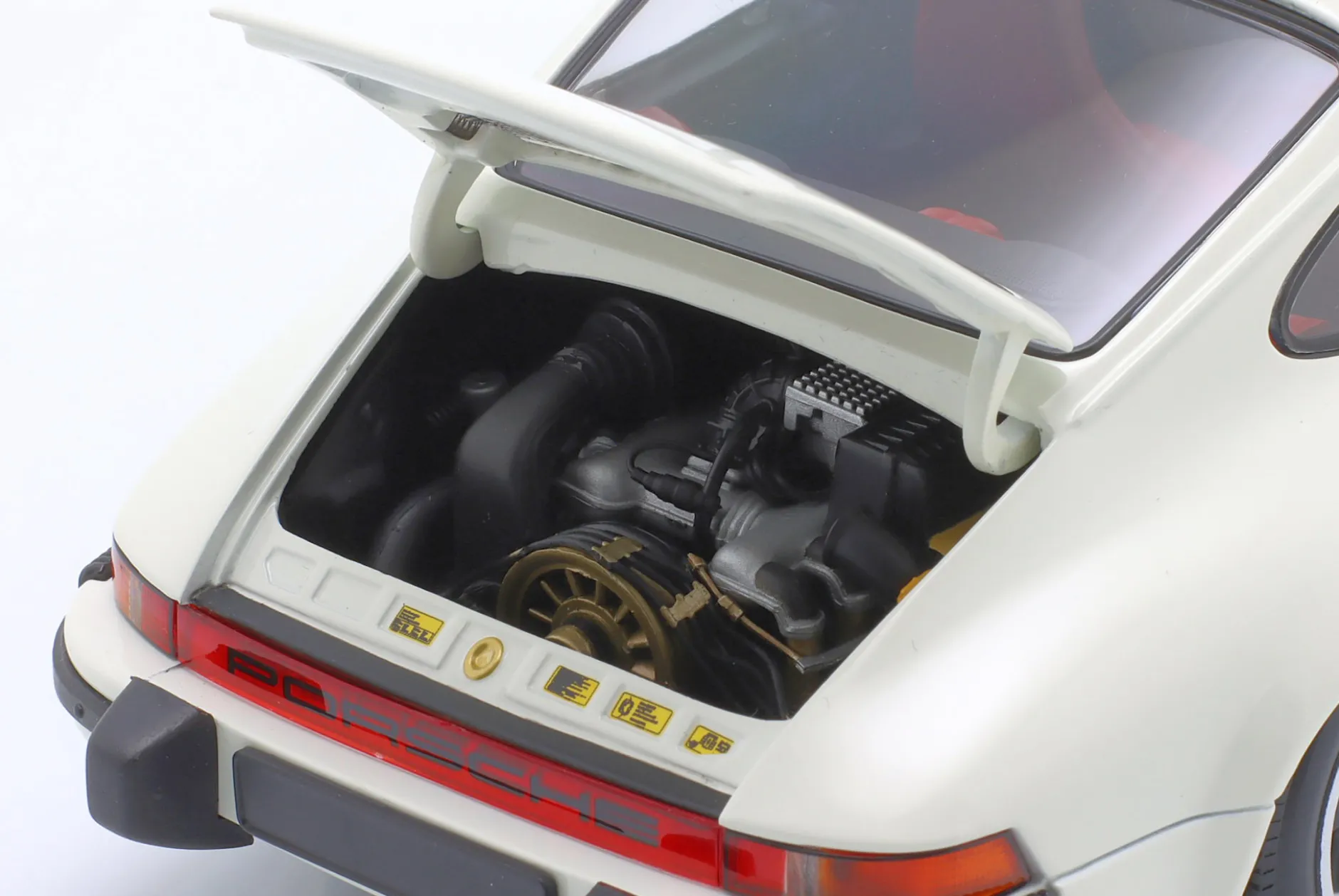 Porsche 911 Carrera Coupe 3.2 Baujahr 1983 weiß 1:18 Minichamps