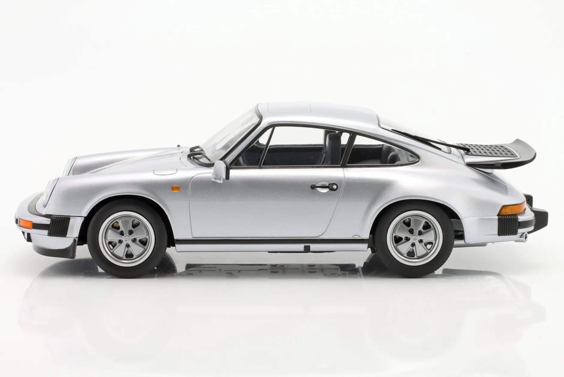 Porsche 911 Carrera Coupe 3.2 1988 250.000 mit Heckspoiler 1:18 KK-Scale