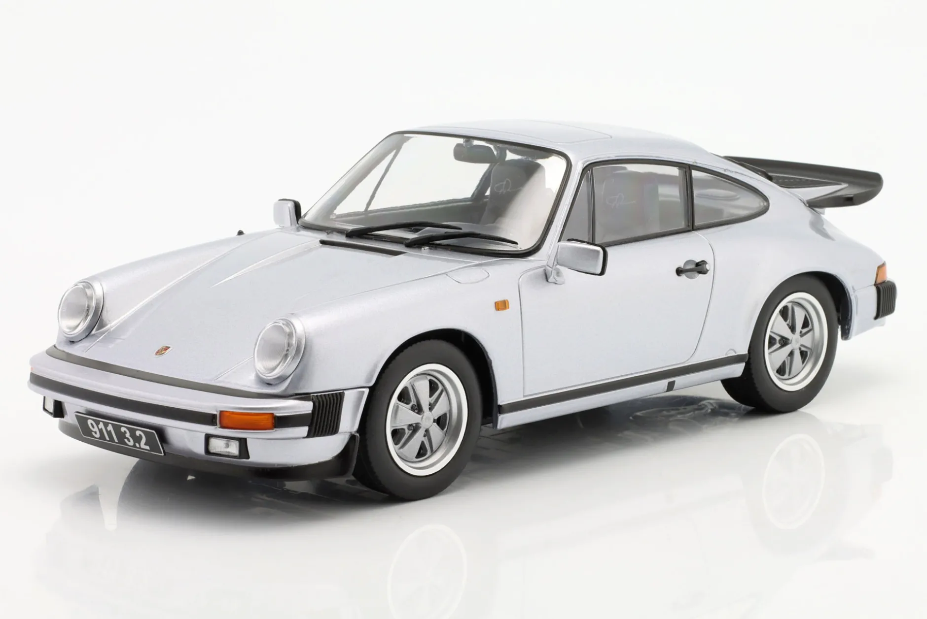 Porsche 911 Carrera Coupe 3.2 1988 250.000 mit Heckspoiler 1:18 KK-Scale