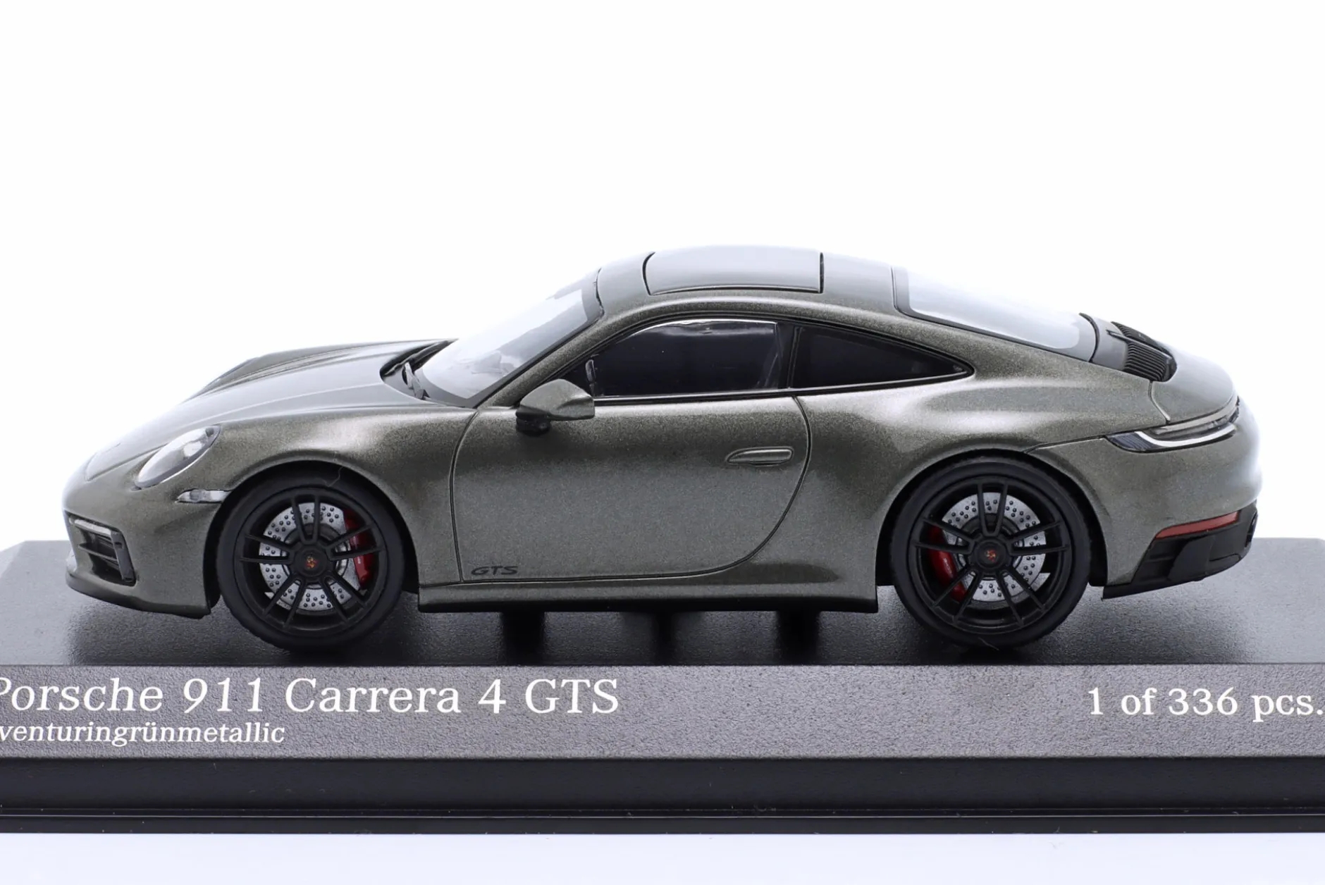 Porsche 911 (992) Carrera 4 GTS 2021 aventuringrün metallic 1:43 Minichamps