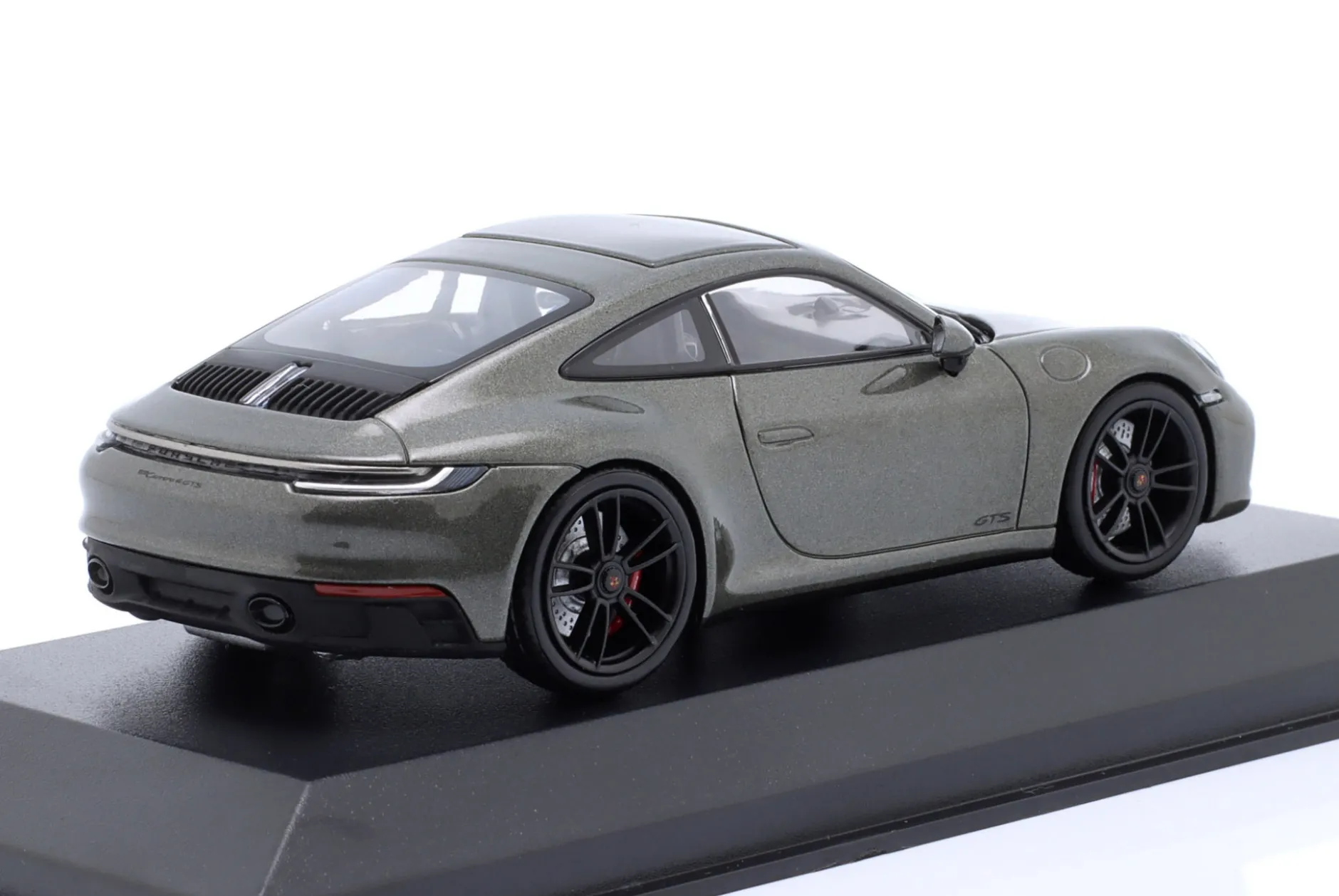 Porsche 911 (992) Carrera 4 GTS 2021 aventuringrün metallic 1:43 Minichamps