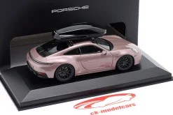 Porsche 911 (992.2) Carrera 4 GTS Baujahr 2024 frozenberry 1:43 Minichamps