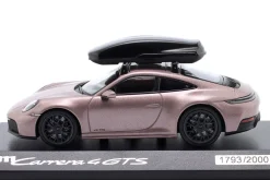 Porsche 911 (992.2) Carrera 4 GTS Baujahr 2024 frozenberry 1:43 Minichamps